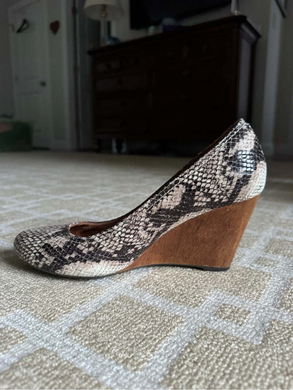 Clarks Snake Print Leather Wood Wedge Pumps Beige Brown Shoes Size 9